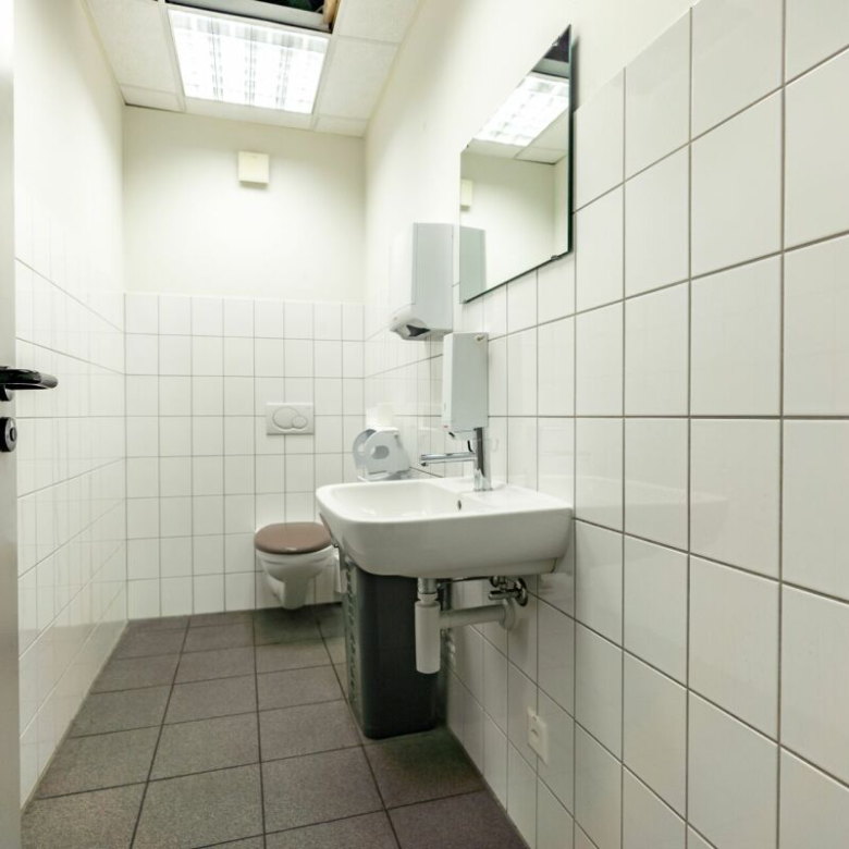 Entrepôt moderne dans le centre commercial «Dreispitz»