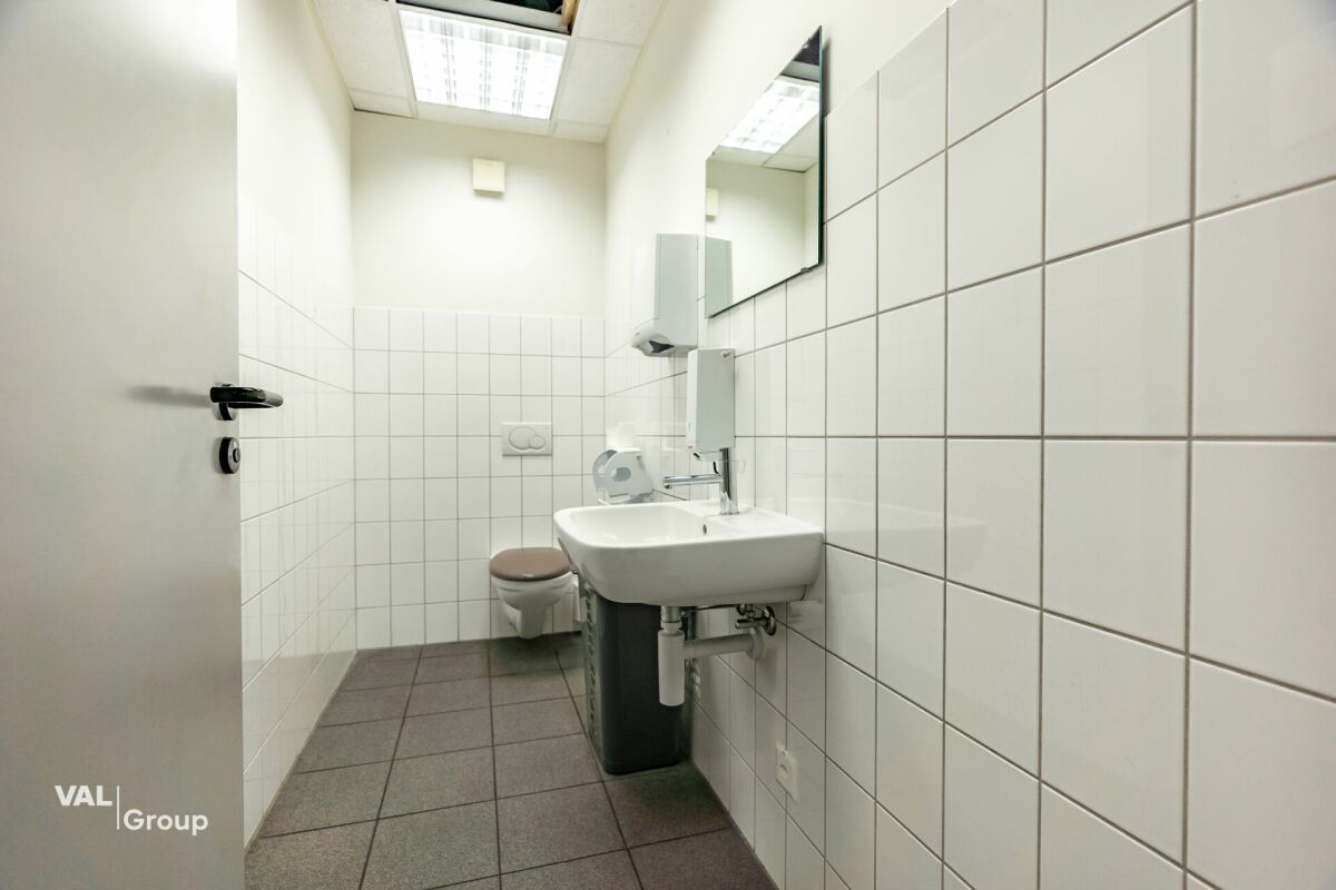 Entrepôt moderne dans le centre commercial «Dreispitz»