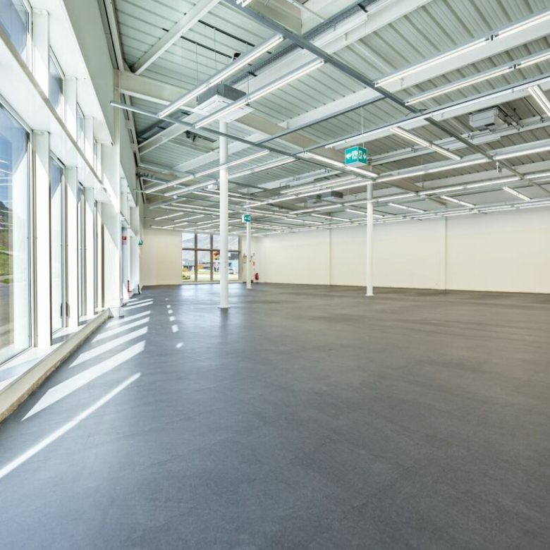 Entrepôt moderne dans le centre commercial «Dreispitz»