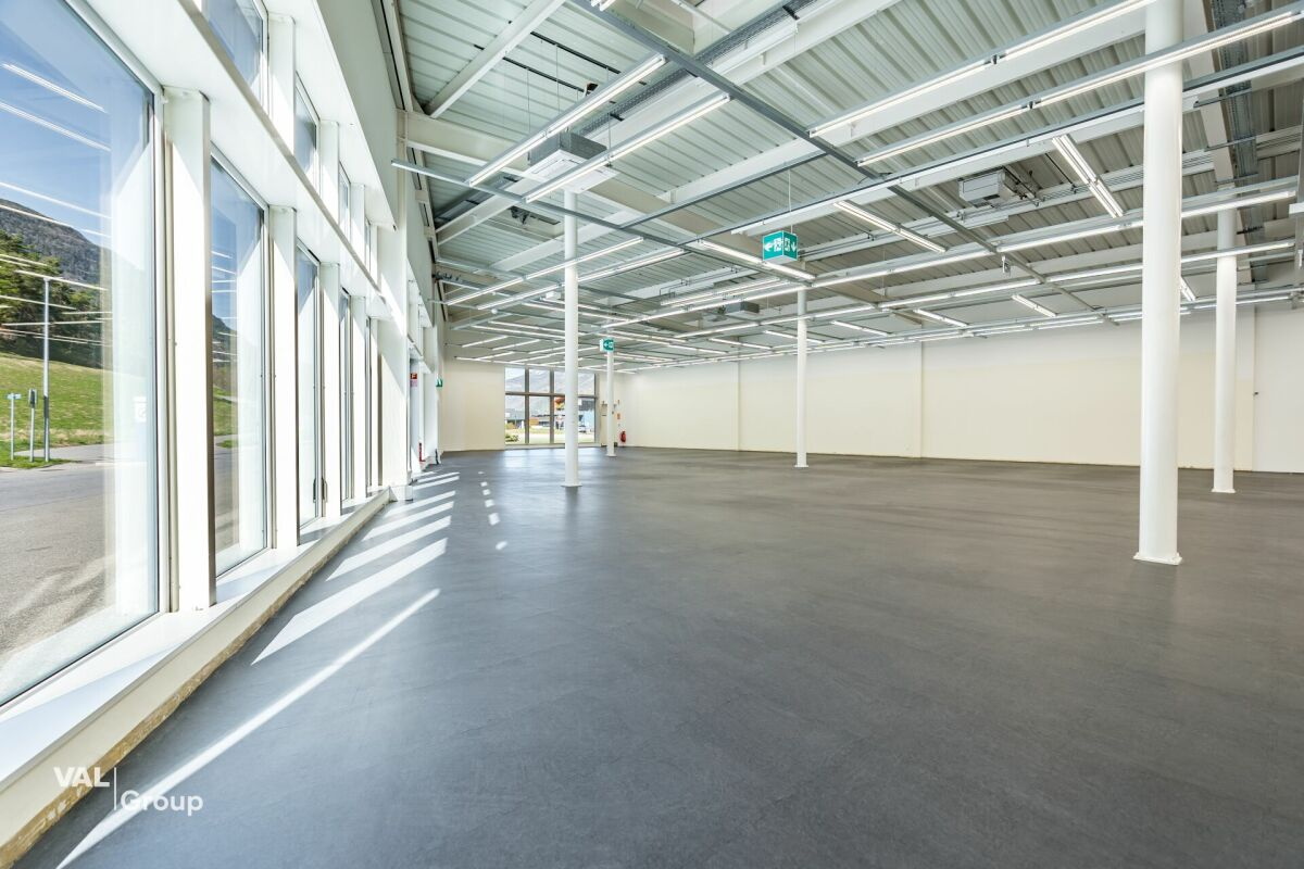 Entrepôt moderne dans le centre commercial «Dreispitz»
