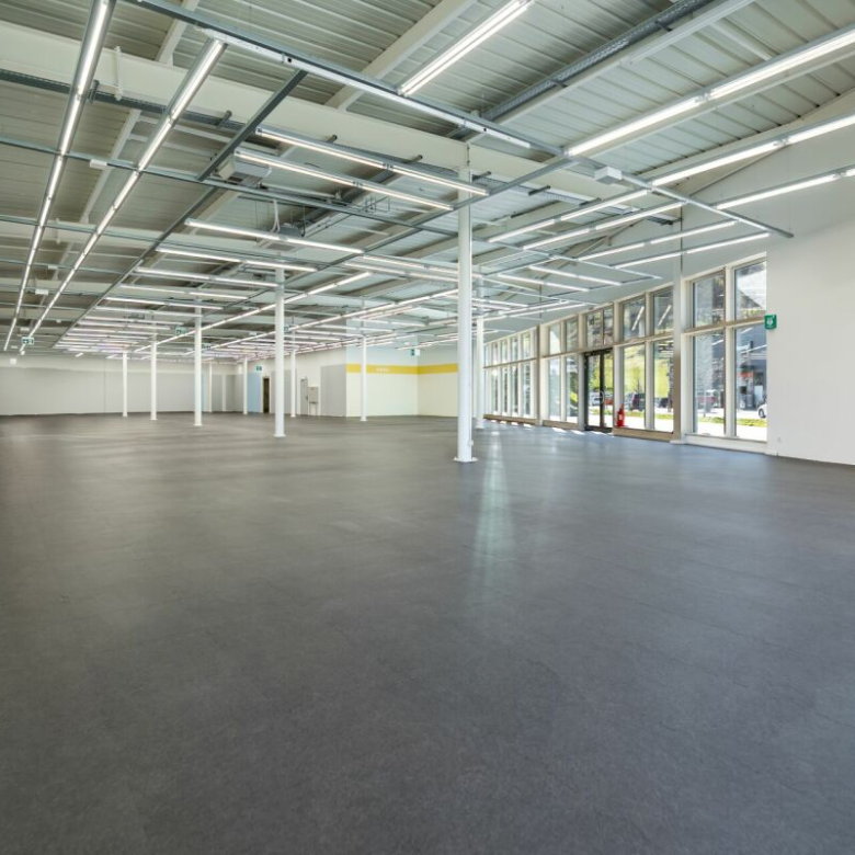 Entrepôt moderne dans le centre commercial «Dreispitz»