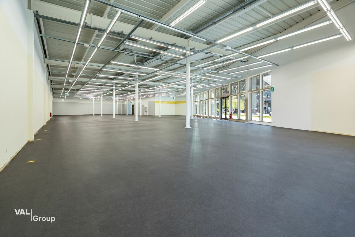Entrepôt moderne dans le centre commercial «Dreispitz»