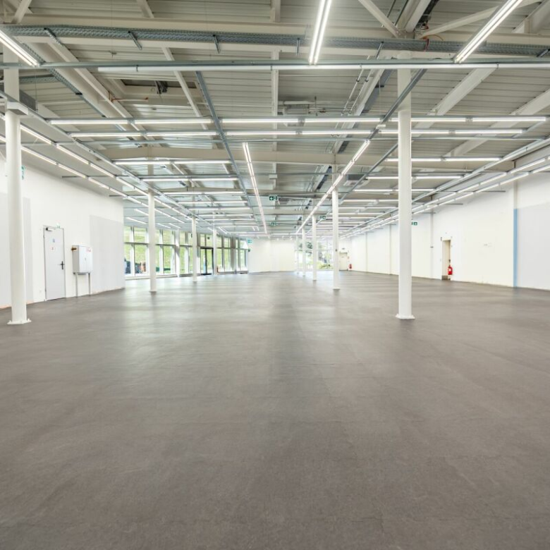 Entrepôt moderne dans le centre commercial «Dreispitz»