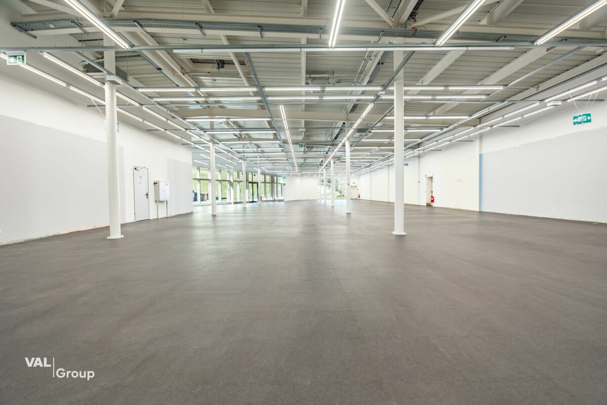 Entrepôt moderne dans le centre commercial «Dreispitz»