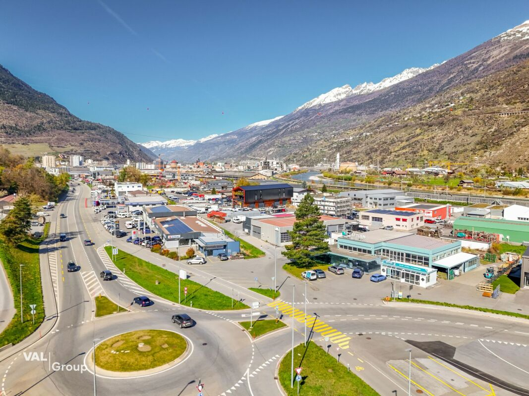 Entrepôt moderne dans le centre commercial «Dreispitz»