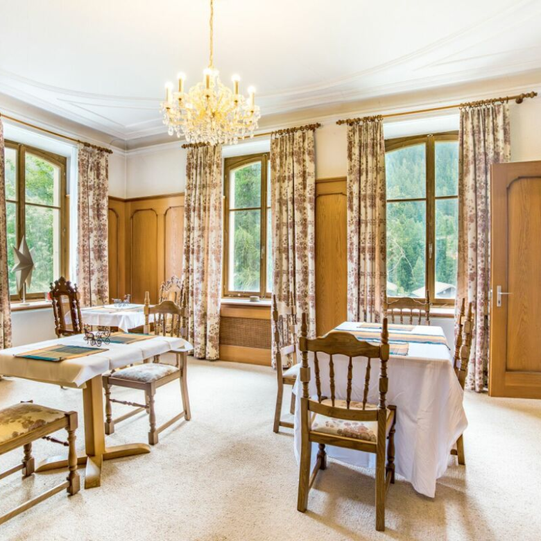 Former hotel with exceptional potential, enjoying a dreamlike panoramic location in Lötschental