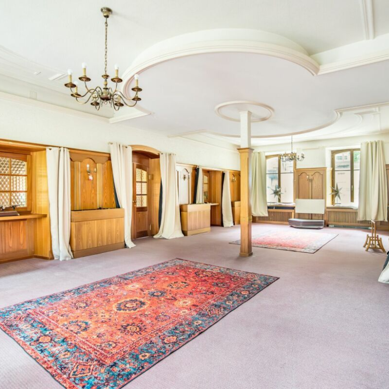 Former hotel with exceptional potential, enjoying a dreamlike panoramic location in Lötschental