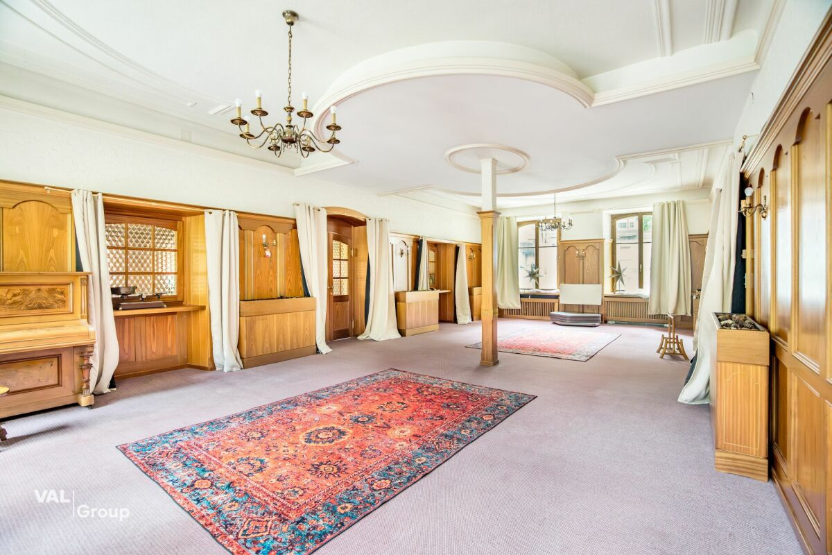 Former hotel with exceptional potential, enjoying a dreamlike panoramic location in Lötschental