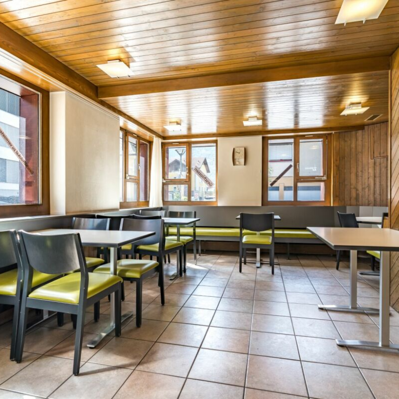 Local commercial plein de charme et offrant un beau potentiel au centre de Raron