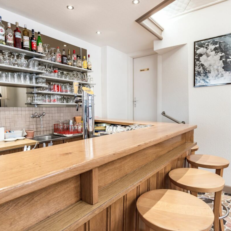 Bar-café avec terrasse, à reprendre !