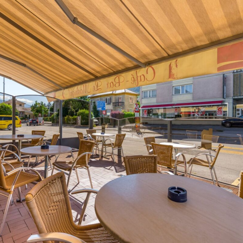 Bar-café avec terrasse, à reprendre !