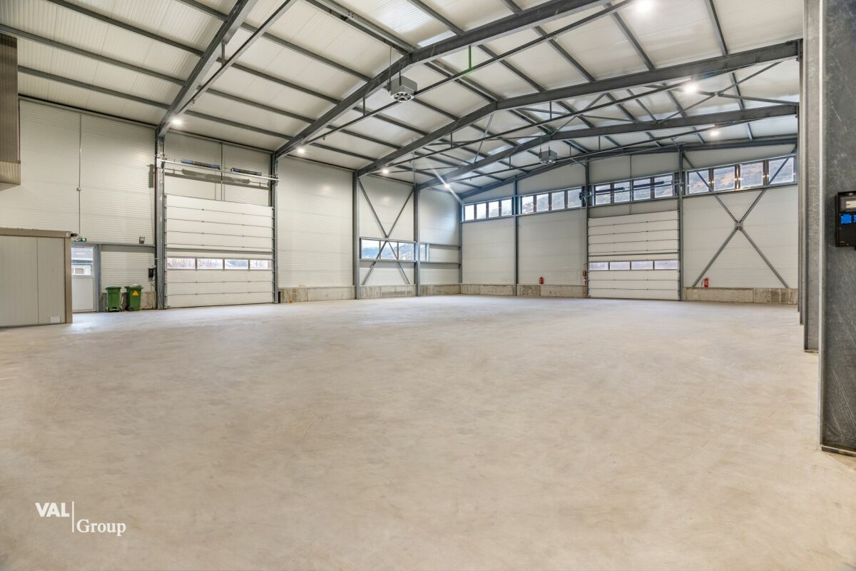 photo-01 Large warehouse and commercial space ideally located for your business