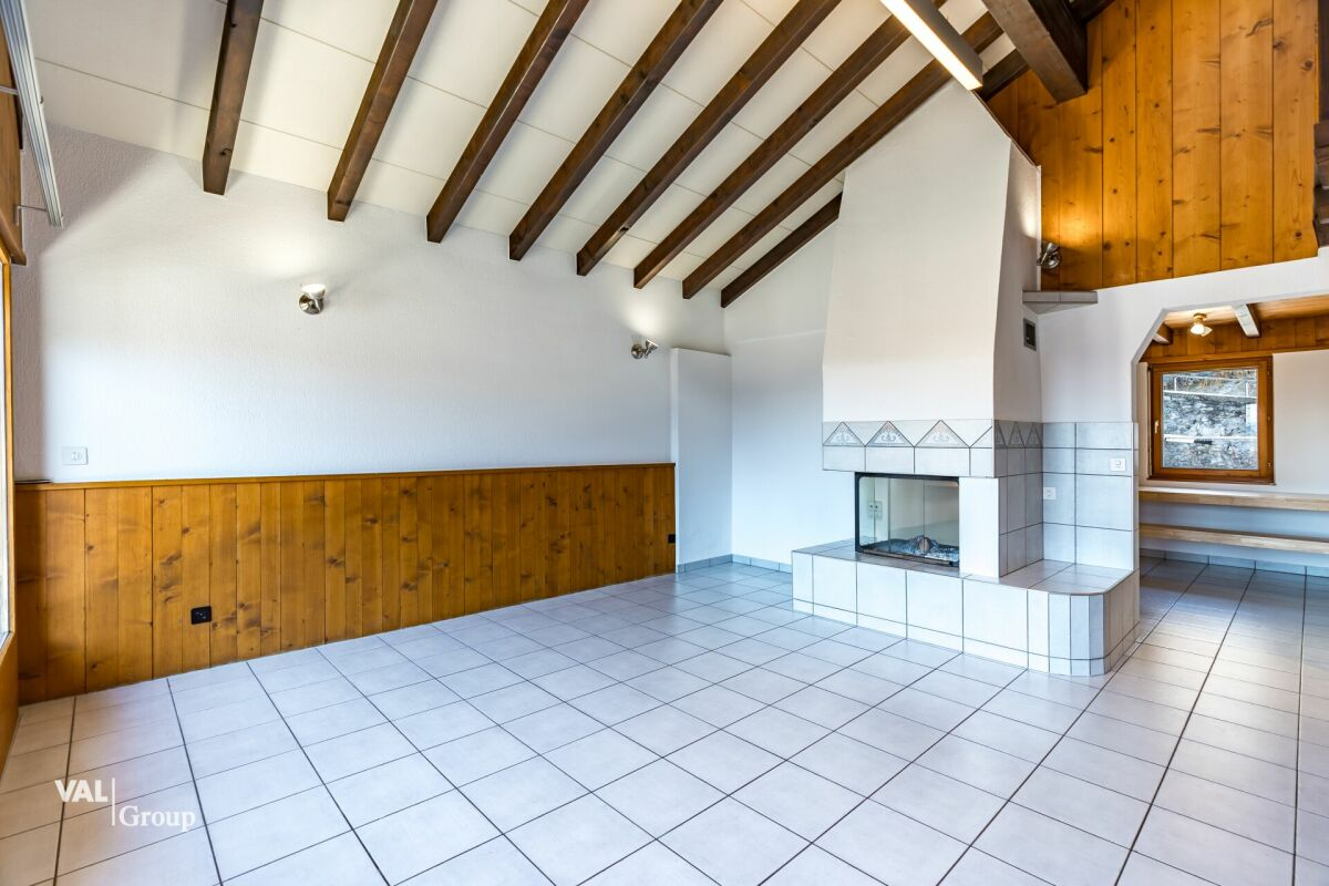 Wie ein Ritter leben: ein Duplex mit Burgblick