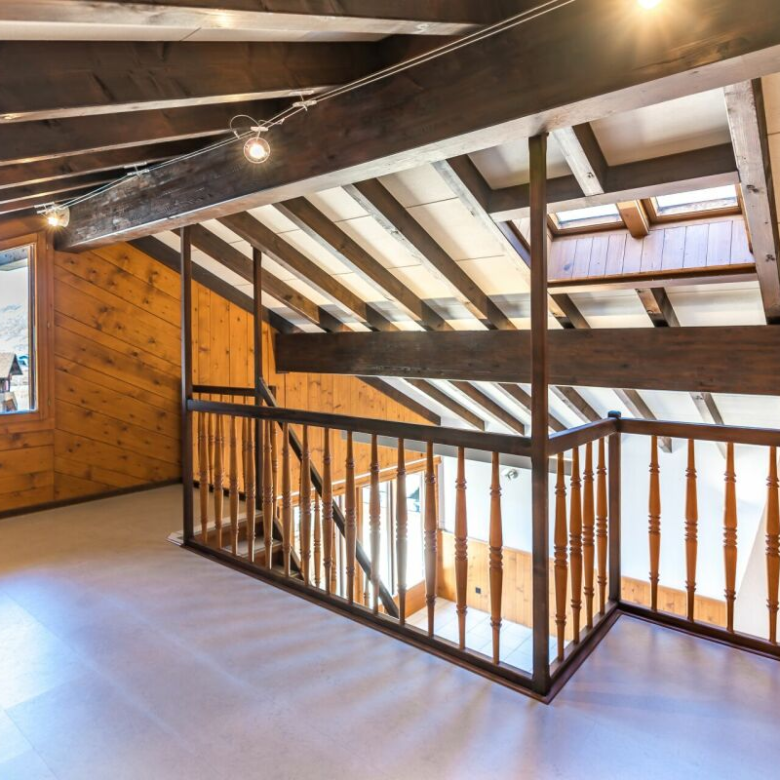 Wie ein Ritter leben: ein Duplex mit Burgblick