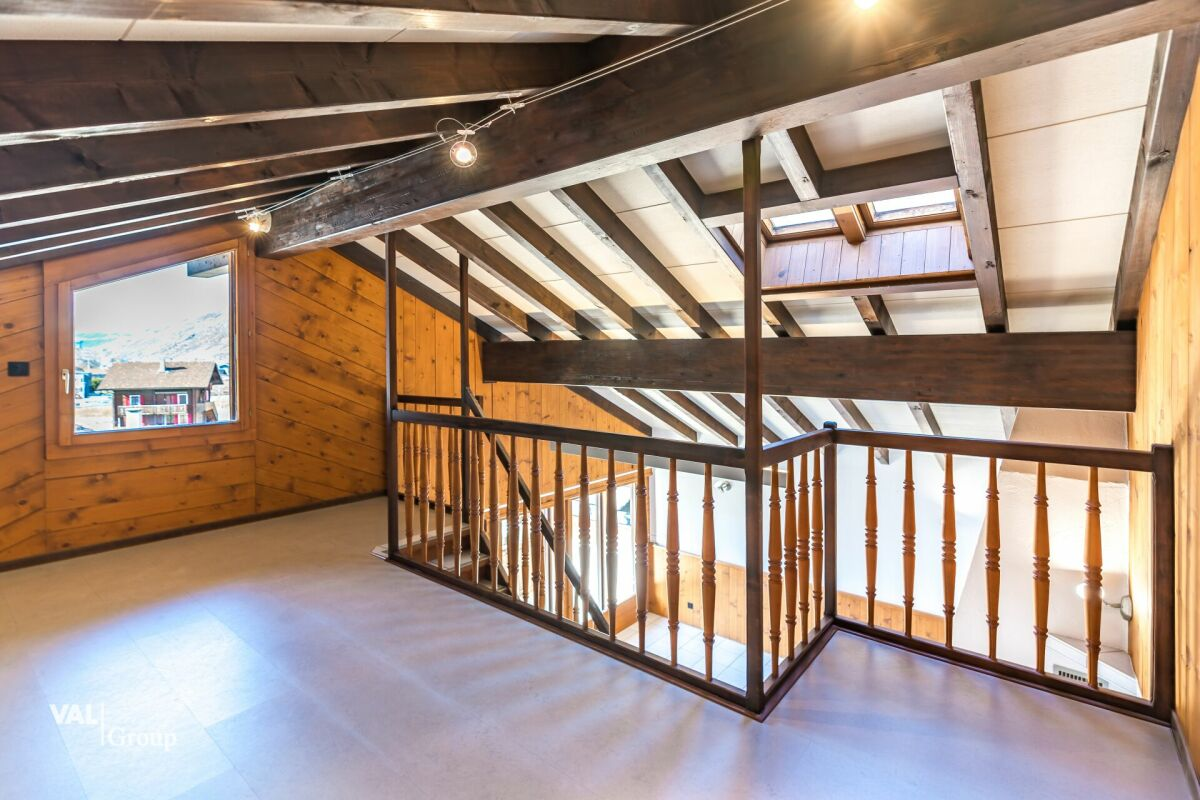 Wie ein Ritter leben: ein Duplex mit Burgblick