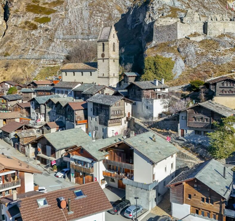Wie ein Ritter leben: ein Duplex mit Burgblick