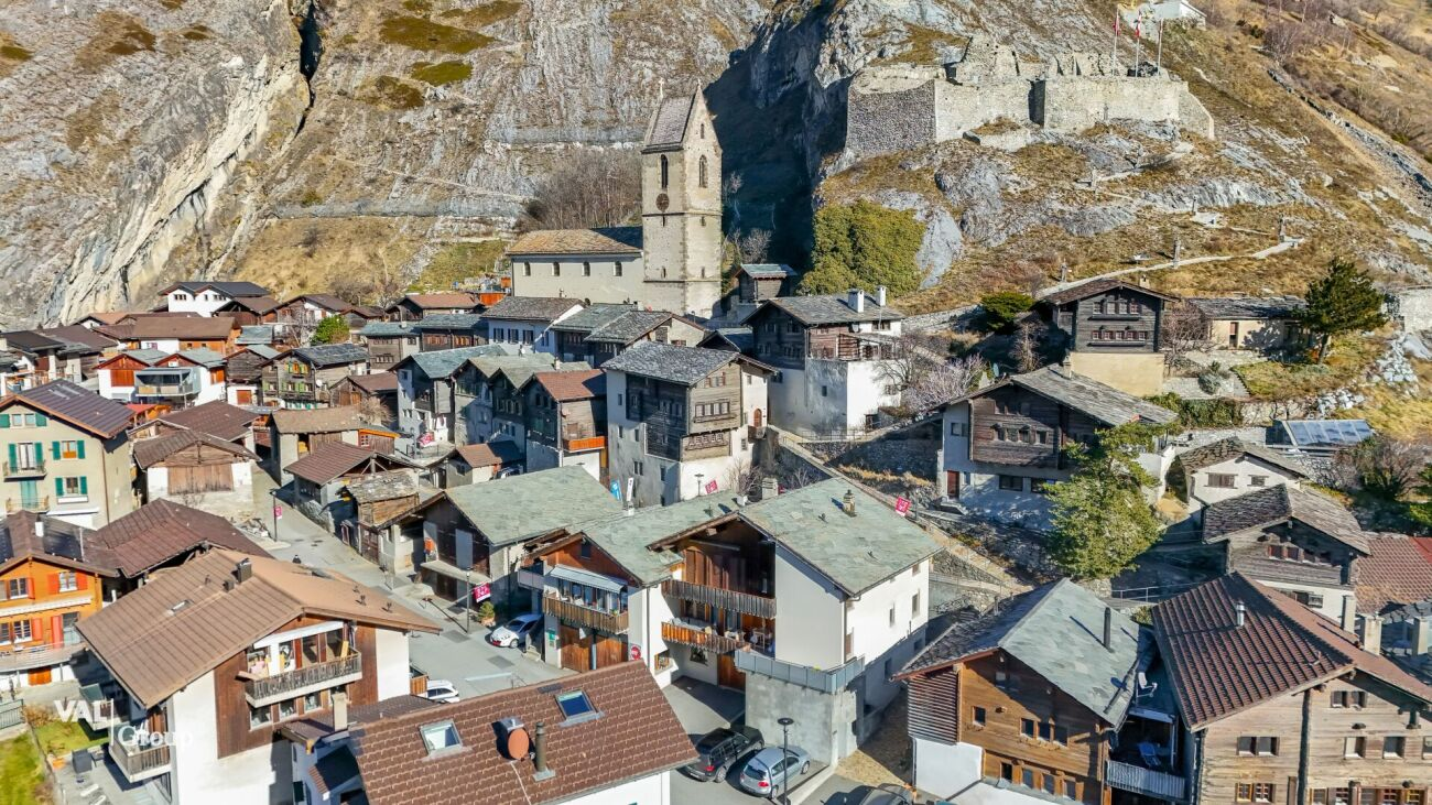 Wie ein Ritter leben: ein Duplex mit Burgblick