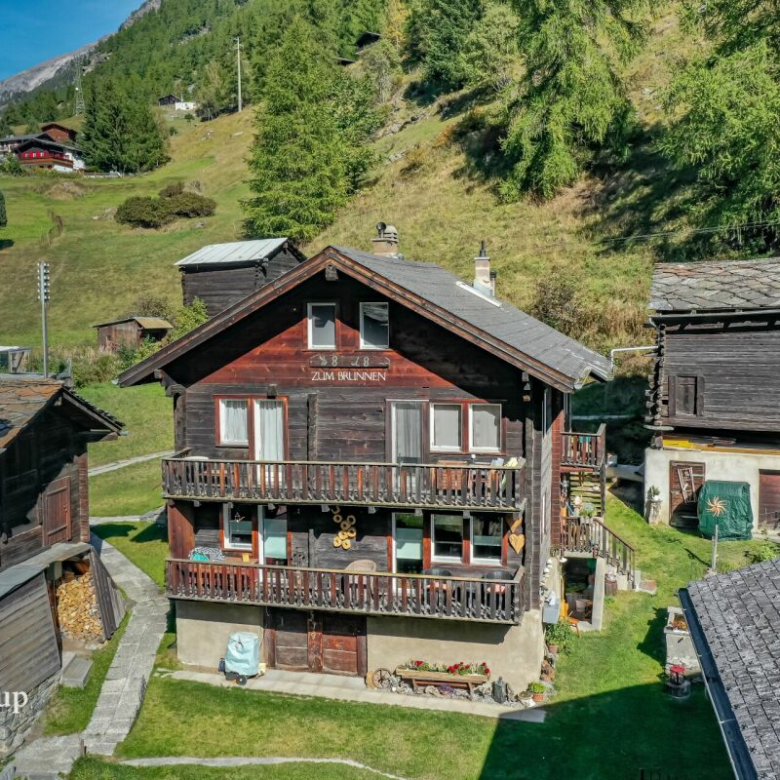 Magnifique attique, avec deux belles terrasses et un jardin privé au rez-de-chaussée
