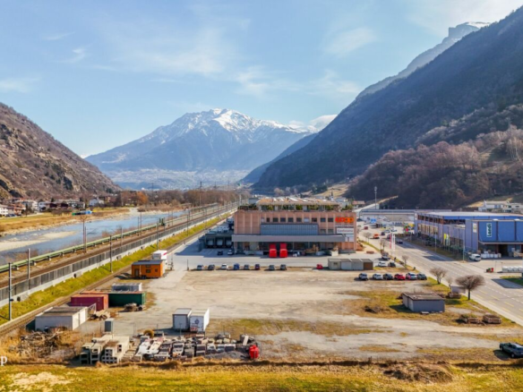 Building land in a very busy and strategically interesting location, for rent or on right of superficies