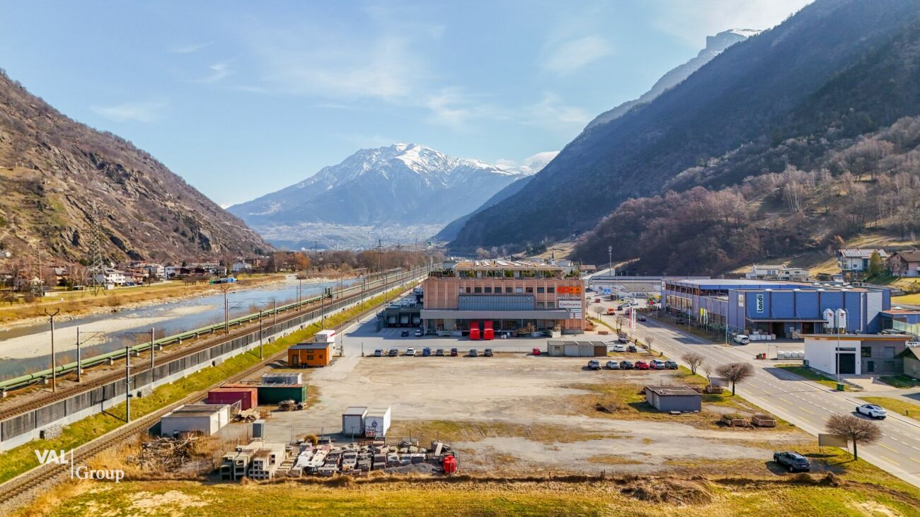 Building land in a very busy and strategically interesting location, for rent or on right of superficies