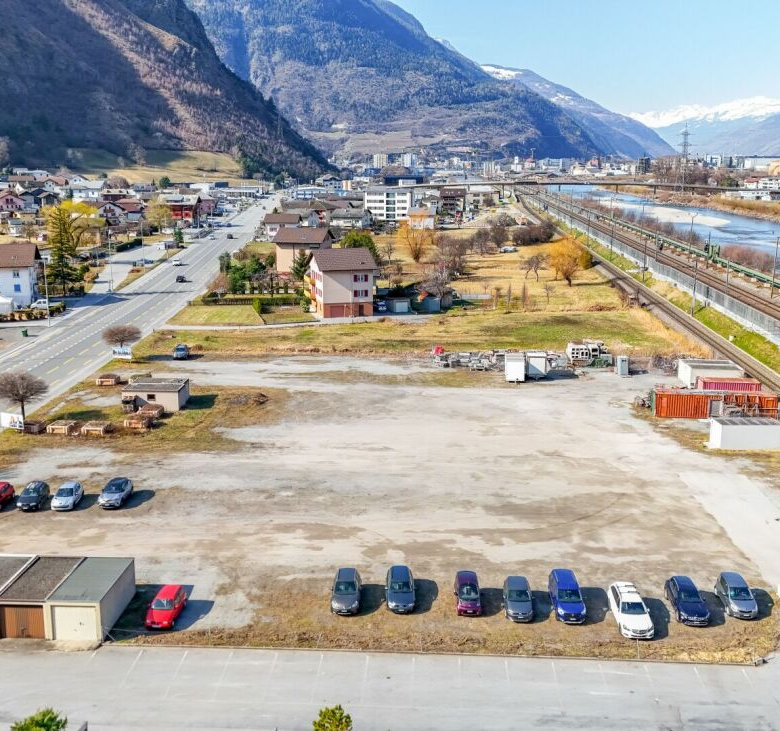 Terrain à bâtir situé dans un emplacement très fréquenté et stratégiquement intéressant, à louer ou en droit de superficie