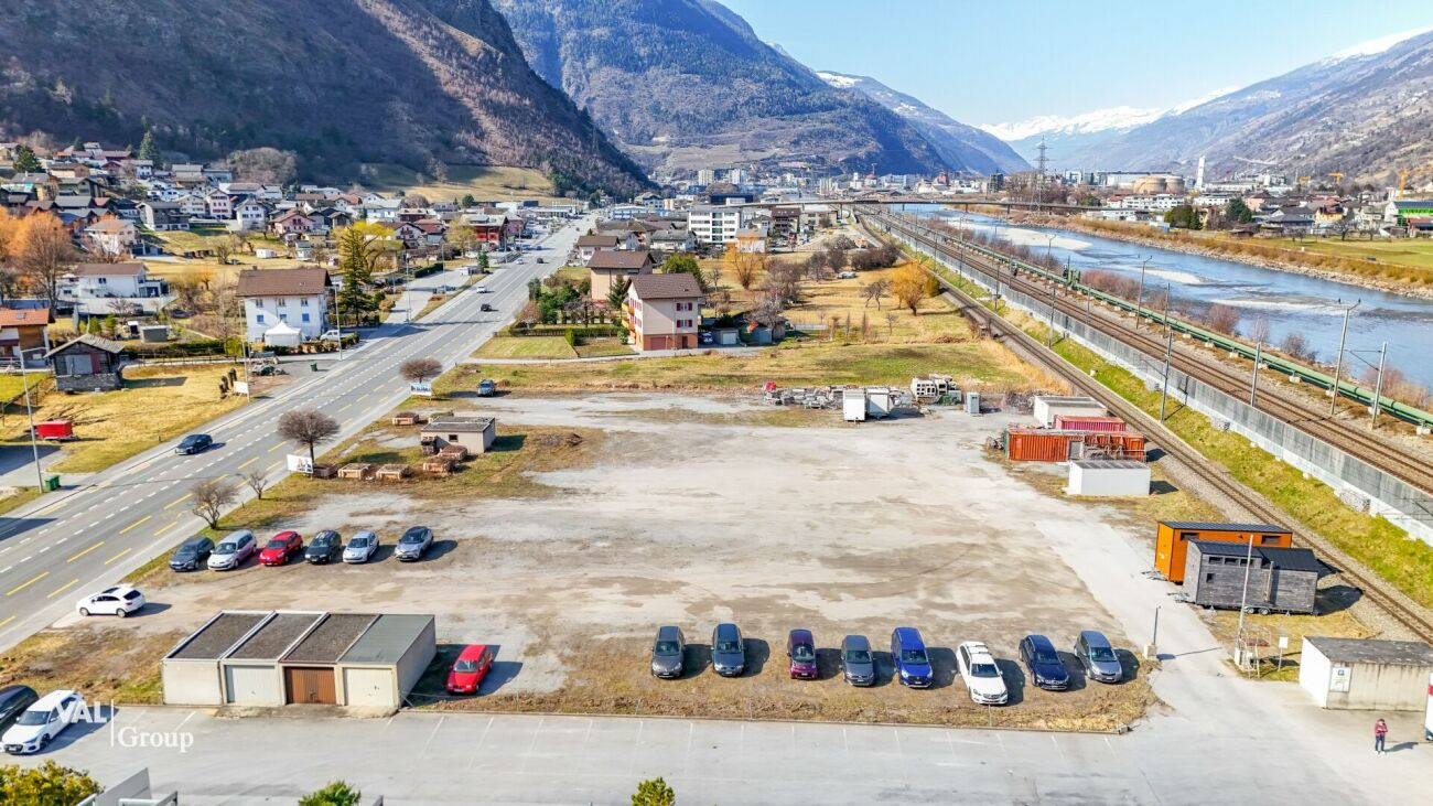 Terrain à bâtir situé dans un emplacement très fréquenté et stratégiquement intéressant, à louer ou en droit de superficie