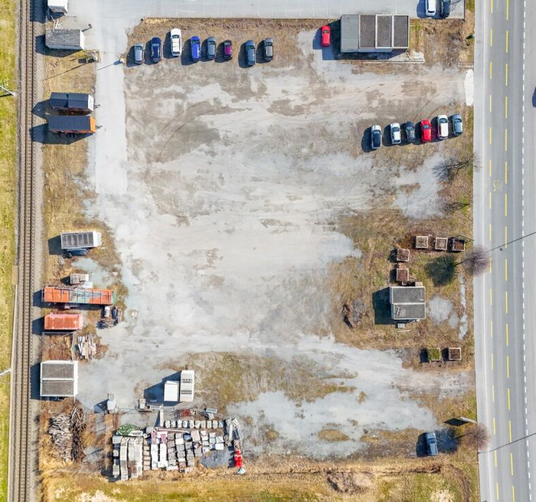 Terrain à bâtir situé dans un emplacement très fréquenté et stratégiquement intéressant, à louer ou en droit de superficie
