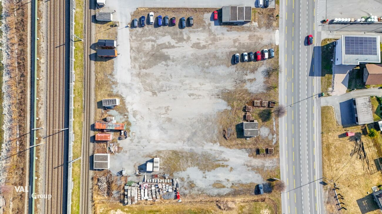Terrain à bâtir situé dans un emplacement très fréquenté et stratégiquement intéressant, à louer ou en droit de superficie
