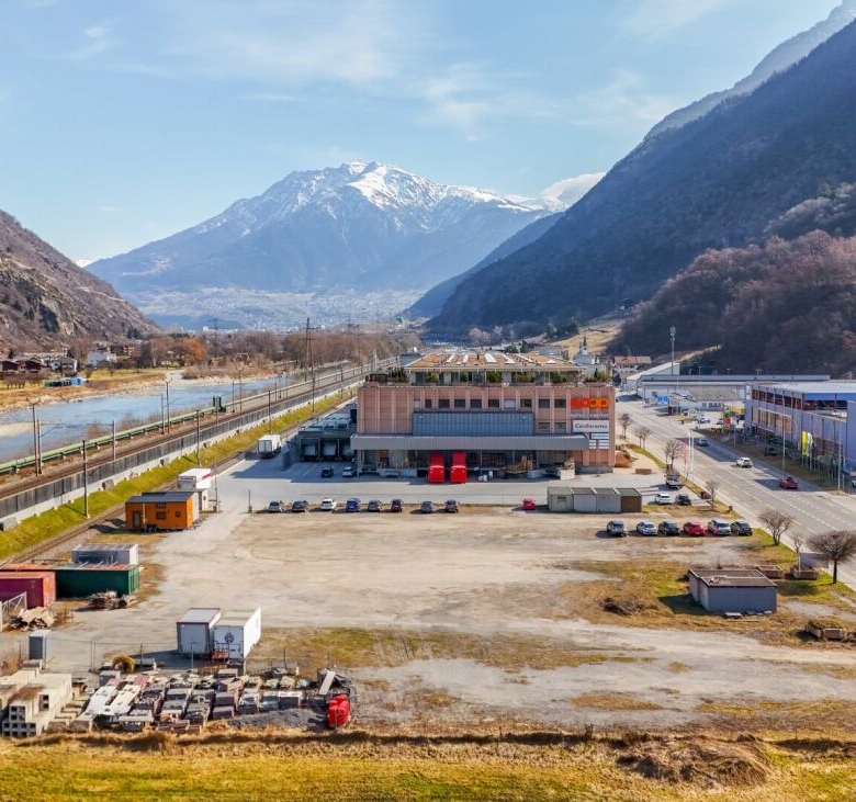 Terrain à bâtir situé dans un emplacement très fréquenté et stratégiquement intéressant, à louer ou en droit de superficie