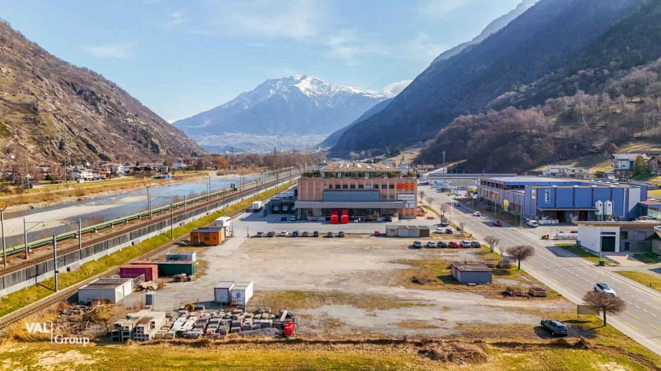 Terrain à bâtir situé dans un emplacement très fréquenté et stratégiquement intéressant, à louer ou en droit de superficie
