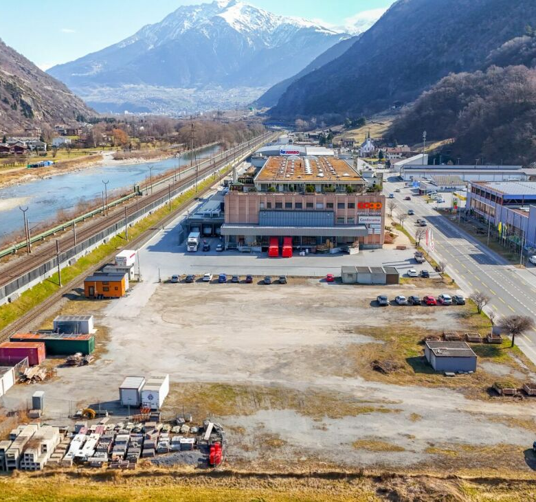 Terrain à bâtir situé dans un emplacement très fréquenté et stratégiquement intéressant, à louer ou en droit de superficie