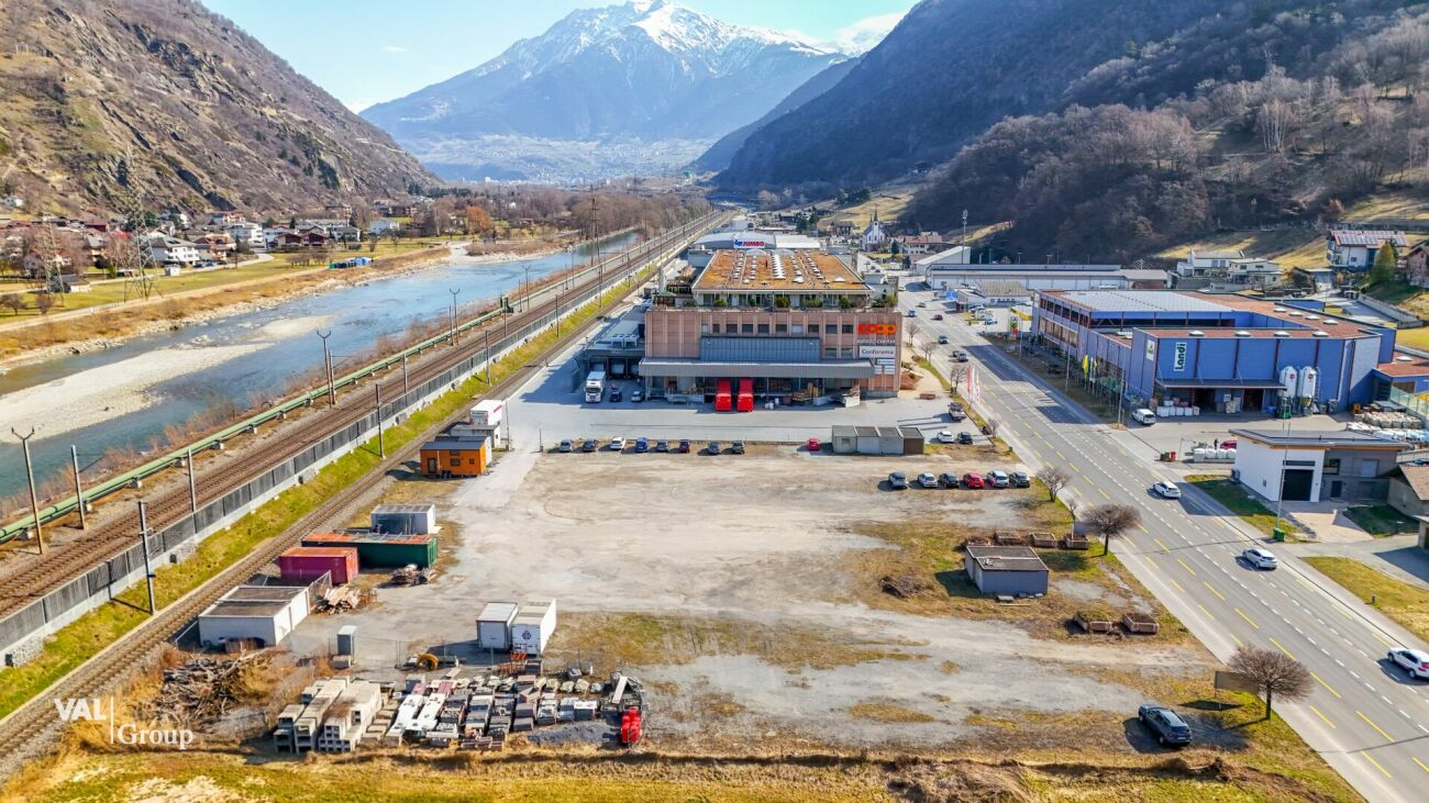 Terrain à bâtir situé dans un emplacement très fréquenté et stratégiquement intéressant, à louer ou en droit de superficie
