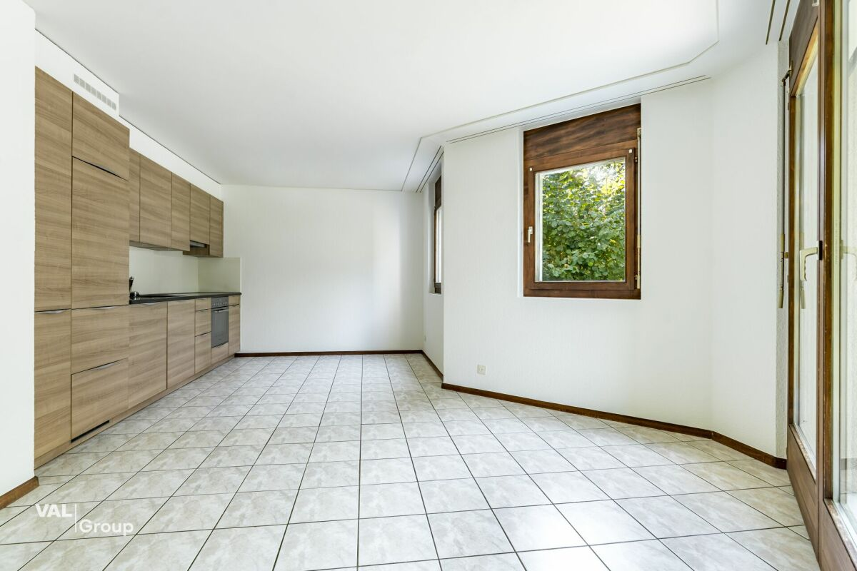 Pleasant, with a beautiful garden, just steps away from the capital