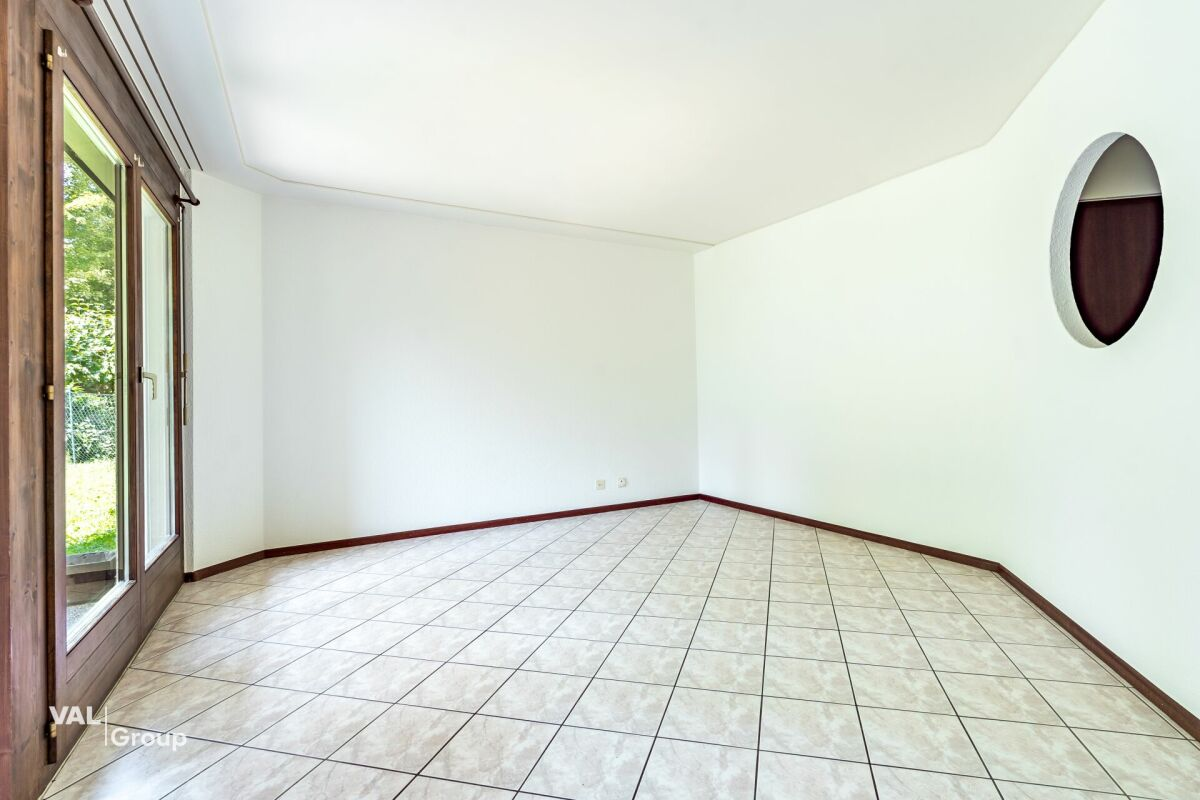 Pleasant, with a beautiful garden, just steps away from the capital