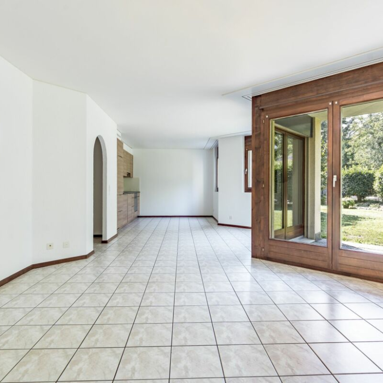 Pleasant, with a beautiful garden, just steps away from the capital