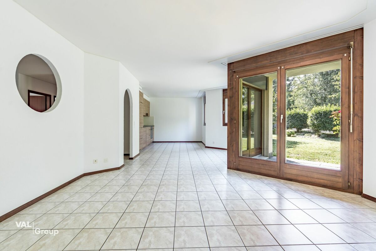 Pleasant, with a beautiful garden, just steps away from the capital