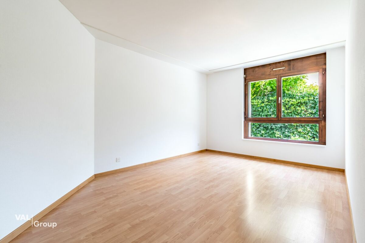 Pleasant, with a beautiful garden, just steps away from the capital