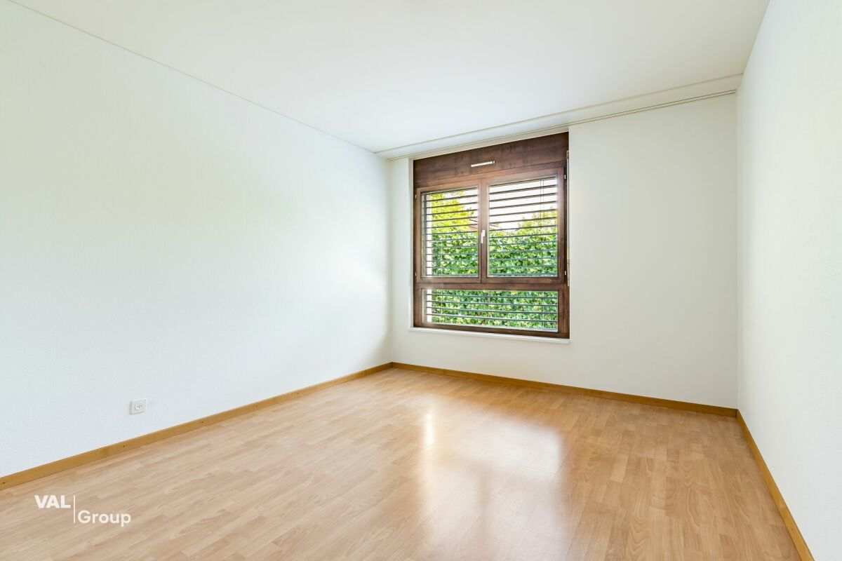 Pleasant, with a beautiful garden, just steps away from the capital