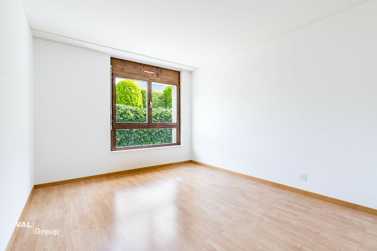 Pleasant, with a beautiful garden, just steps away from the capital