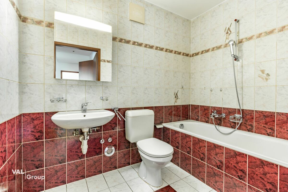 Pleasant, with a beautiful garden, just steps away from the capital