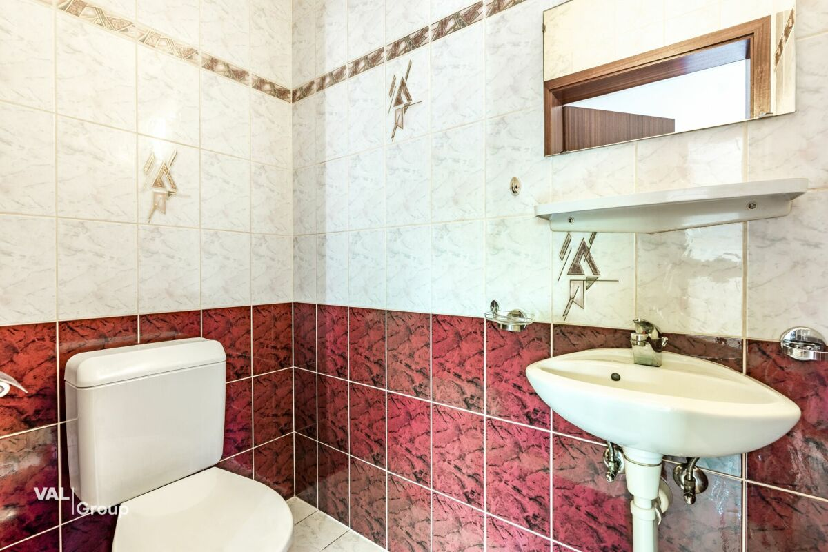 Pleasant, with a beautiful garden, just steps away from the capital