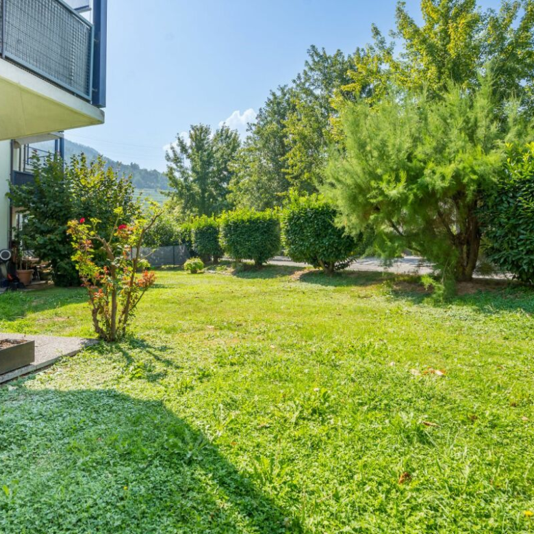 Pleasant, with a beautiful garden, just steps away from the capital