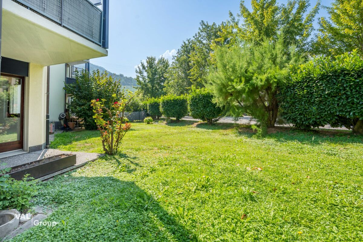 Pleasant, with a beautiful garden, just steps away from the capital