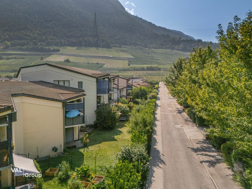 Pleasant, with a beautiful garden, just steps away from the capital