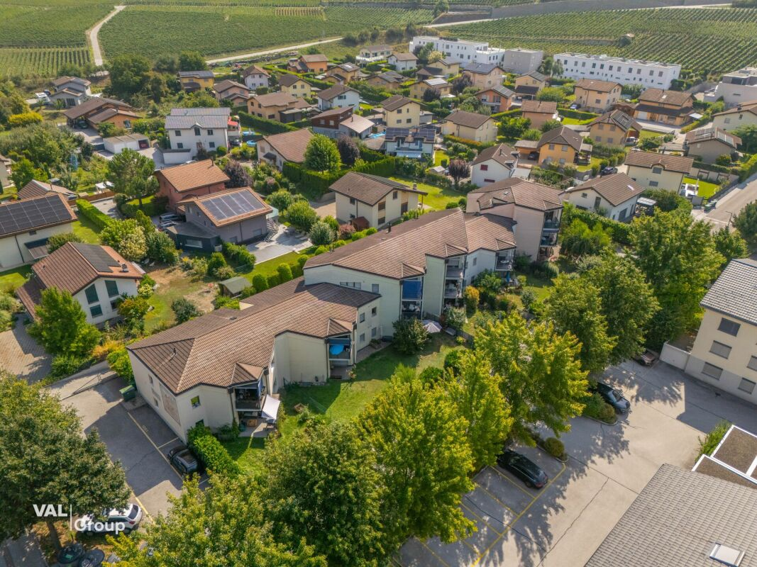 Pleasant, with a beautiful garden, just steps away from the capital