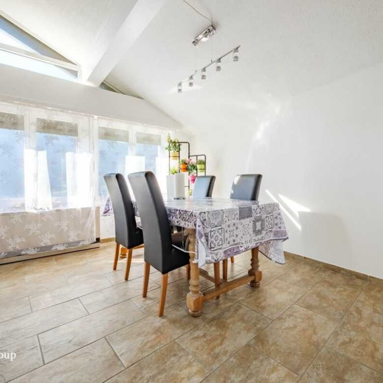 Eine einzigartige Gelegenheit: Haus mit zwei unabhängigen Wohnungen (5,5 und 2,5 Zimmer)