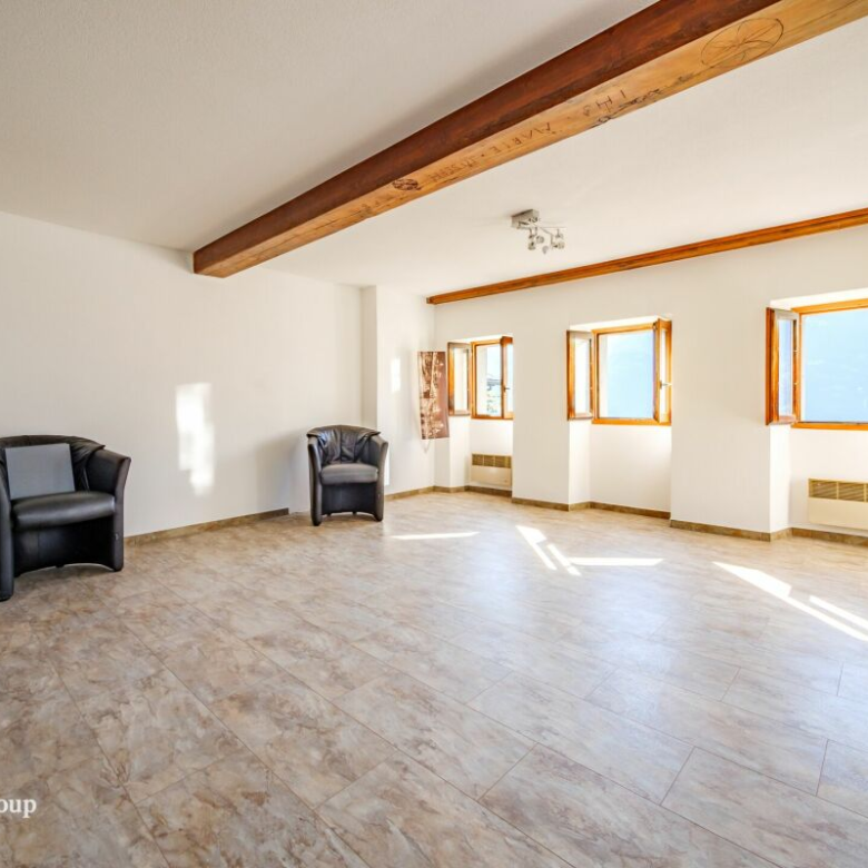 Eine einzigartige Gelegenheit: Haus mit zwei unabhängigen Wohnungen (5,5 und 2,5 Zimmer)