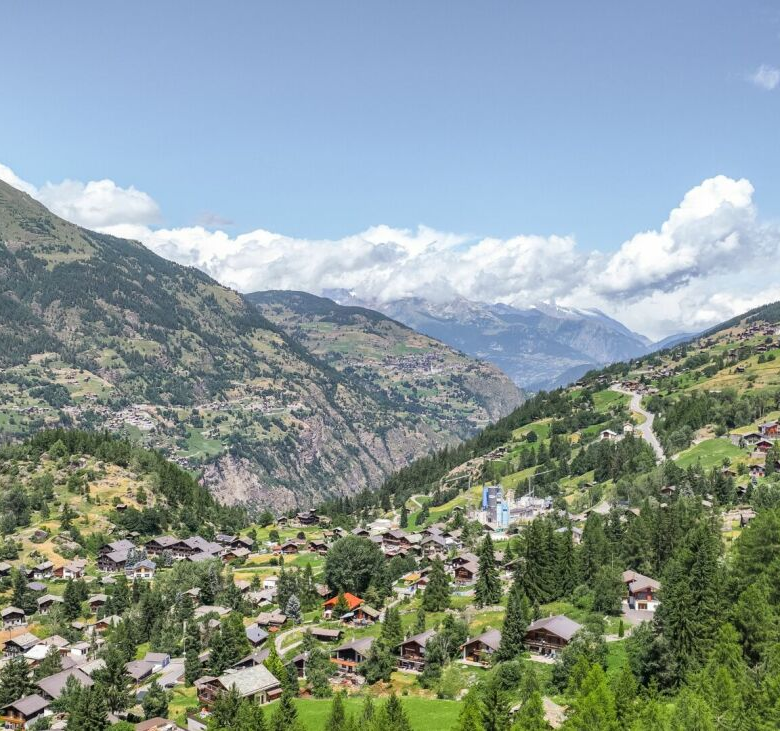 L'art de vivre alpin à 1 560 m d'altitude - Un havre de paix avec une vue imprenable près de Grächen