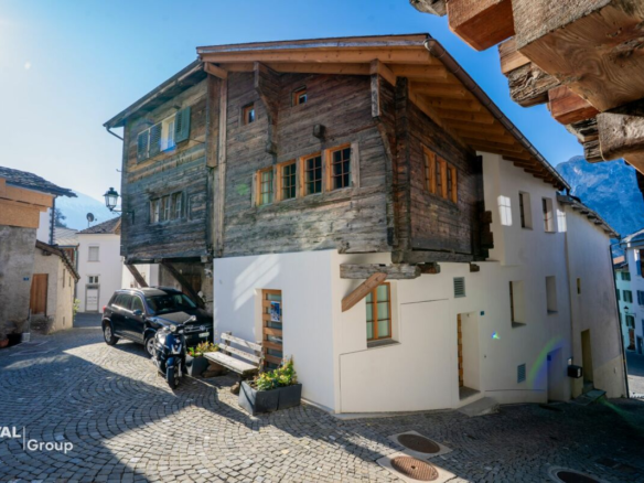Maison valaisanne entièrement rénovée dans le vieux centre du village de Loèche