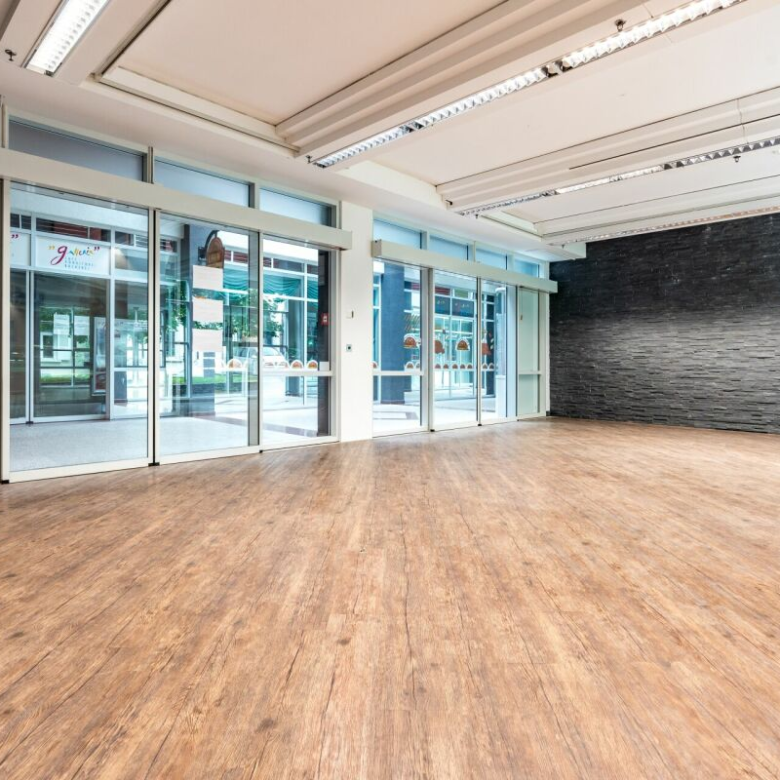 In the heart of a thermal paradise: an attractive establishment full of potential with a steady stream of passing customers